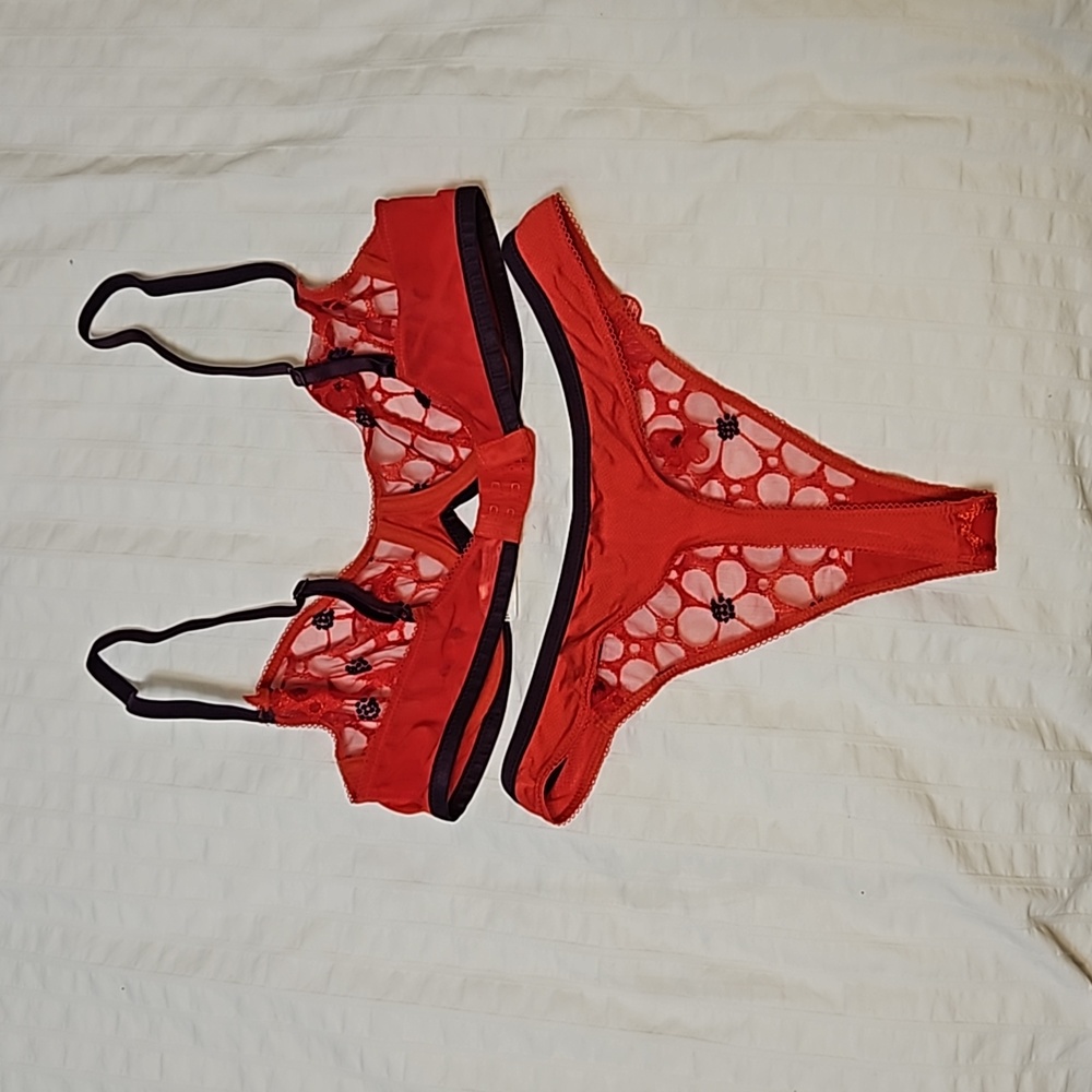 Bra and thong panty set - Picture 2 of 8